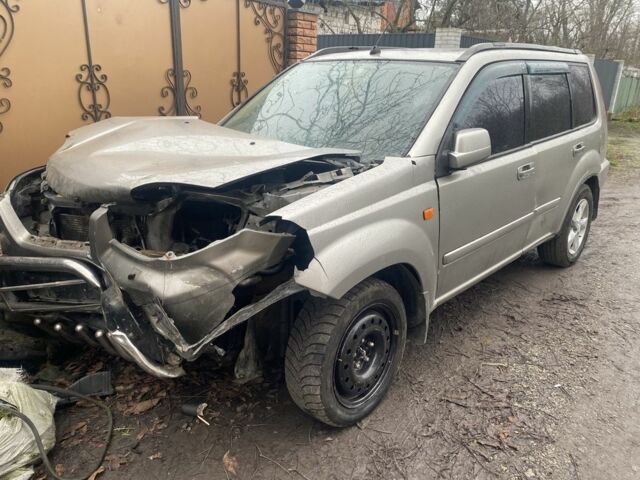 Серый Ниссан ИксТрейл, объемом двигателя 2 л и пробегом 280 тыс. км за 3500 $, фото 3 на Automoto.ua