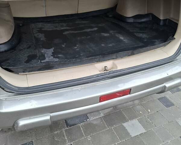 Серый Ниссан ИксТрейл, объемом двигателя 2.49 л и пробегом 286 тыс. км за 5800 $, фото 9 на Automoto.ua