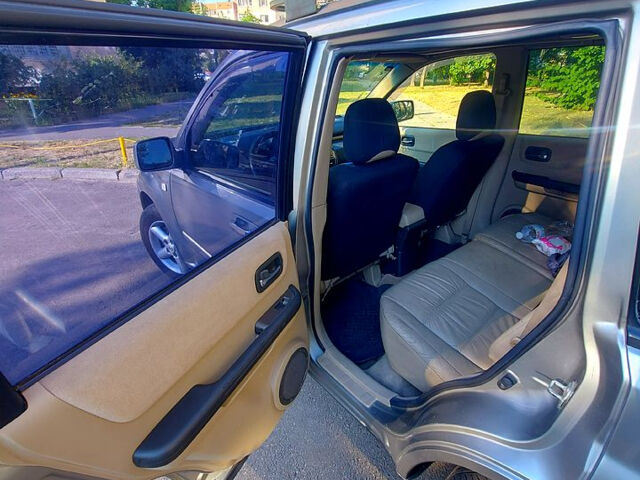 Сірий Ніссан ІксТрейл, об'ємом двигуна 2 л та пробігом 305 тис. км за 5200 $, фото 7 на Automoto.ua