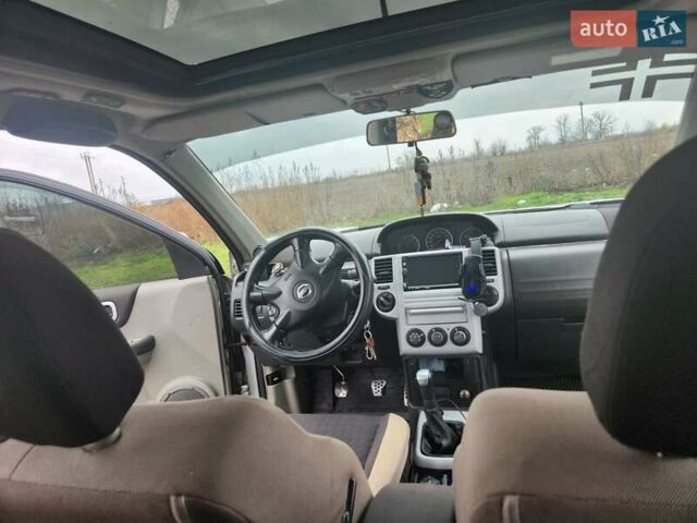 Серый Ниссан ИксТрейл, объемом двигателя 2.5 л и пробегом 450 тыс. км за 7000 $, фото 1 на Automoto.ua