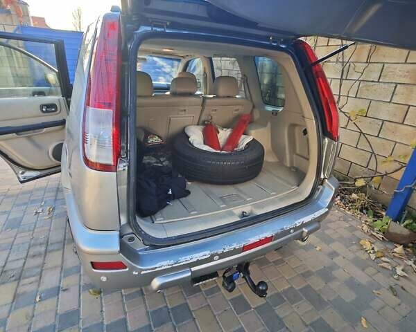 Сірий Ніссан ІксТрейл, об'ємом двигуна 2 л та пробігом 320 тис. км за 5500 $, фото 13 на Automoto.ua