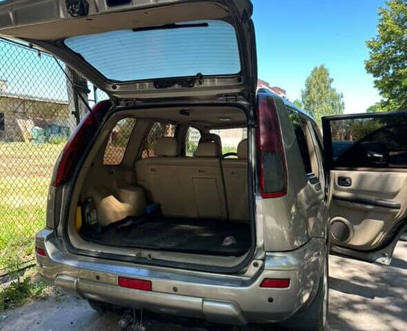 Серый Ниссан ИксТрейл, объемом двигателя 2.2 л и пробегом 281 тыс. км за 6000 $, фото 6 на Automoto.ua