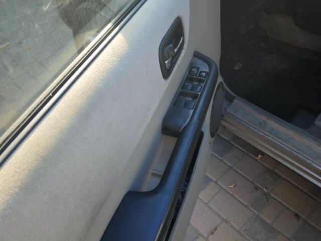 Серый Ниссан ИксТрейл, объемом двигателя 2 л и пробегом 320 тыс. км за 5500 $, фото 5 на Automoto.ua