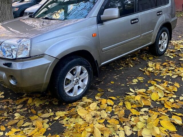 Серый Ниссан ИксТрейл, объемом двигателя 2 л и пробегом 251 тыс. км за 5600 $, фото 1 на Automoto.ua