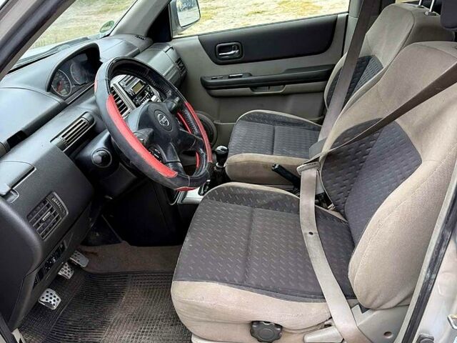 Серый Ниссан ИксТрейл, объемом двигателя 2.2 л и пробегом 266 тыс. км за 3400 $, фото 6 на Automoto.ua