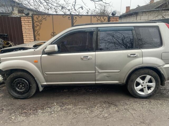 Серый Ниссан ИксТрейл, объемом двигателя 2 л и пробегом 280 тыс. км за 3500 $, фото 2 на Automoto.ua