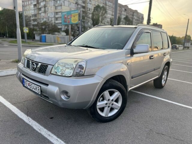 Сірий Ніссан ІксТрейл, об'ємом двигуна 2.2 л та пробігом 200 тис. км за 3650 $, фото 1 на Automoto.ua