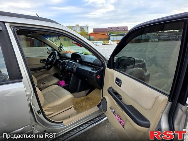 Серый Ниссан ИксТрейл, объемом двигателя 2 л и пробегом 220 тыс. км за 5800 $, фото 2 на Automoto.ua