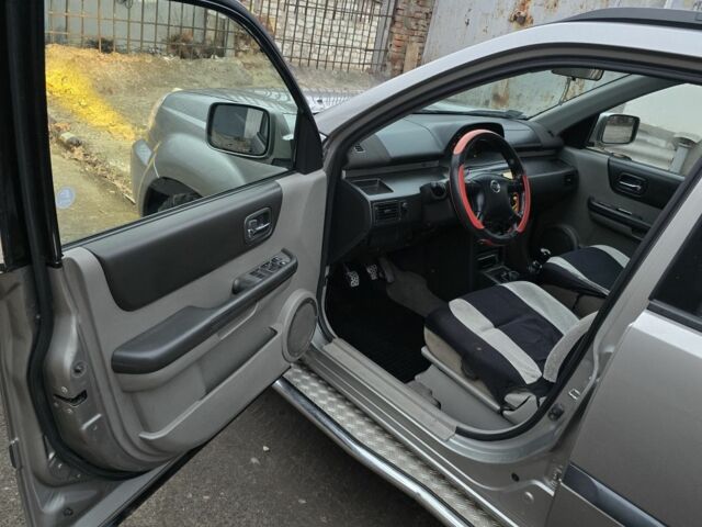 Сірий Ніссан ІксТрейл, об'ємом двигуна 2.2 л та пробігом 314 тис. км за 4500 $, фото 4 на Automoto.ua