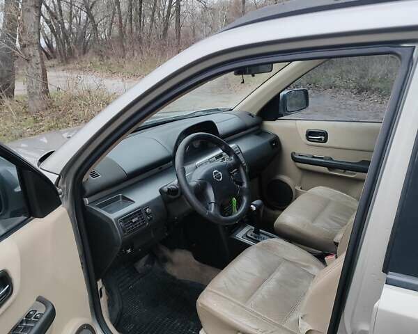 Сірий Ніссан ІксТрейл, об'ємом двигуна 2 л та пробігом 200 тис. км за 5900 $, фото 9 на Automoto.ua