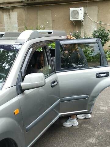 Сірий Ніссан ІксТрейл, об'ємом двигуна 2.2 л та пробігом 456 тис. км за 3100 $, фото 2 на Automoto.ua