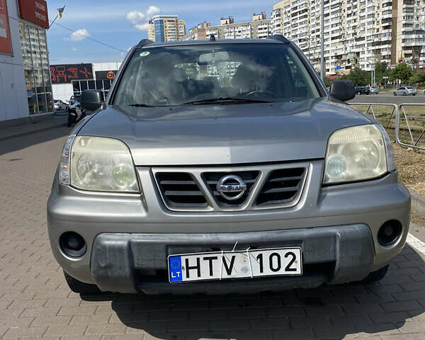 Серый Ниссан ИксТрейл, объемом двигателя 2.2 л и пробегом 230 тыс. км за 3850 $, фото 3 на Automoto.ua
