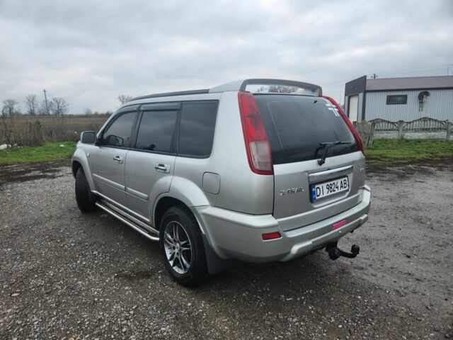 Сірий Ніссан ІксТрейл, об'ємом двигуна 2 л та пробігом 450 тис. км за 7000 $, фото 3 на Automoto.ua