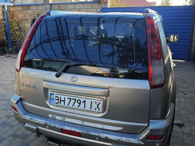 Серый Ниссан ИксТрейл, объемом двигателя 2 л и пробегом 320 тыс. км за 5500 $, фото 2 на Automoto.ua