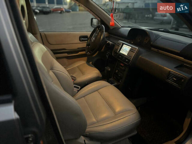 Серый Ниссан ИксТрейл, объемом двигателя 2.5 л и пробегом 320 тыс. км за 4800 $, фото 5 на Automoto.ua