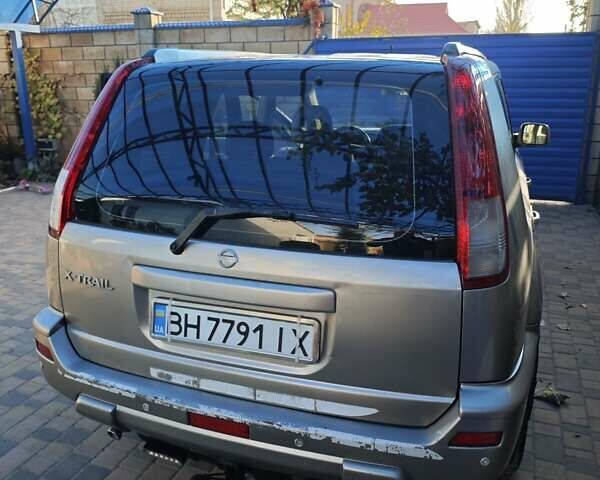 Сірий Ніссан ІксТрейл, об'ємом двигуна 2 л та пробігом 320 тис. км за 5500 $, фото 3 на Automoto.ua