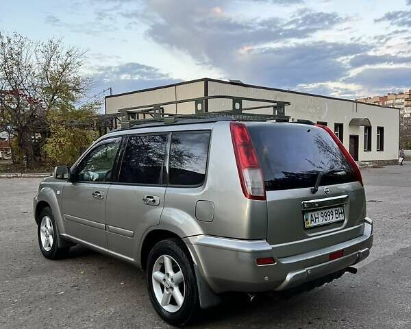 Сірий Ніссан ІксТрейл, об'ємом двигуна 2 л та пробігом 312 тис. км за 5300 $, фото 1 на Automoto.ua