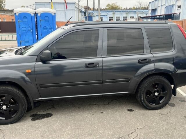 Серый Ниссан ИксТрейл, объемом двигателя 2 л и пробегом 420 тыс. км за 4000 $, фото 4 на Automoto.ua