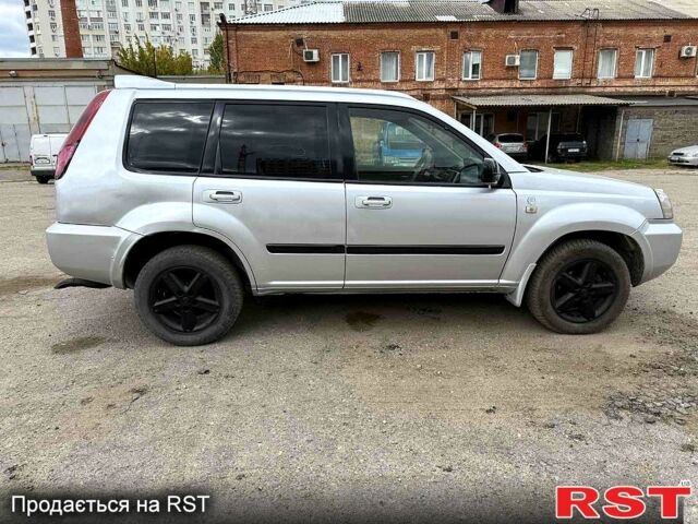 Серый Ниссан ИксТрейл, объемом двигателя 2.2 л и пробегом 266 тыс. км за 3400 $, фото 4 на Automoto.ua