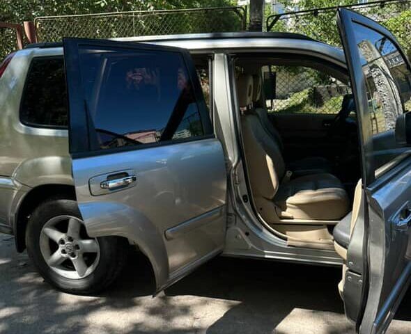 Серый Ниссан ИксТрейл, объемом двигателя 2.2 л и пробегом 281 тыс. км за 6000 $, фото 2 на Automoto.ua