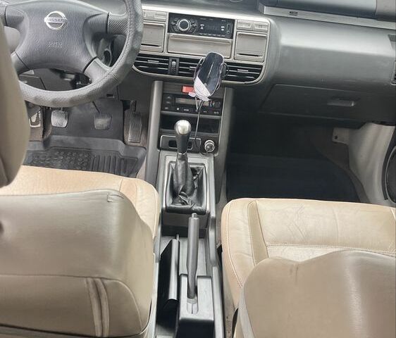 Серый Ниссан ИксТрейл, объемом двигателя 2 л и пробегом 420 тыс. км за 4000 $, фото 7 на Automoto.ua