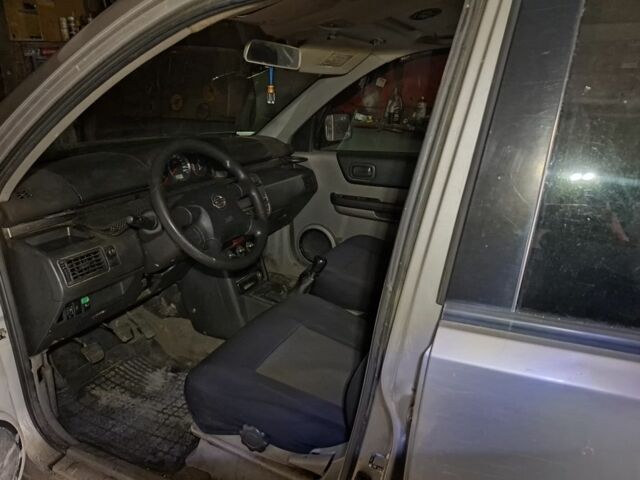 Серый Ниссан ИксТрейл, объемом двигателя 2.2 л и пробегом 250 тыс. км за 3800 $, фото 2 на Automoto.ua