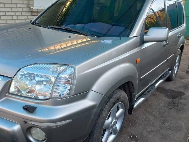 Сірий Ніссан ІксТрейл, об'ємом двигуна 2 л та пробігом 253 тис. км за 5500 $, фото 3 на Automoto.ua