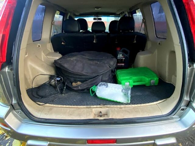 Серый Ниссан ИксТрейл, объемом двигателя 2 л и пробегом 251 тыс. км за 5600 $, фото 5 на Automoto.ua