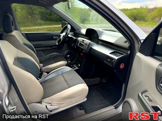 Серый Ниссан ИксТрейл, объемом двигателя 2.2 л и пробегом 393 тыс. км за 6300 $, фото 2 на Automoto.ua