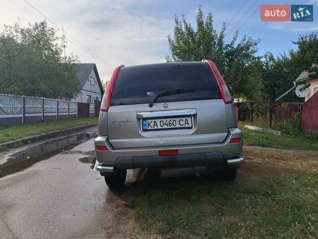 Серый Ниссан ИксТрейл, объемом двигателя 2 л и пробегом 280 тыс. км за 6000 $, фото 3 на Automoto.ua
