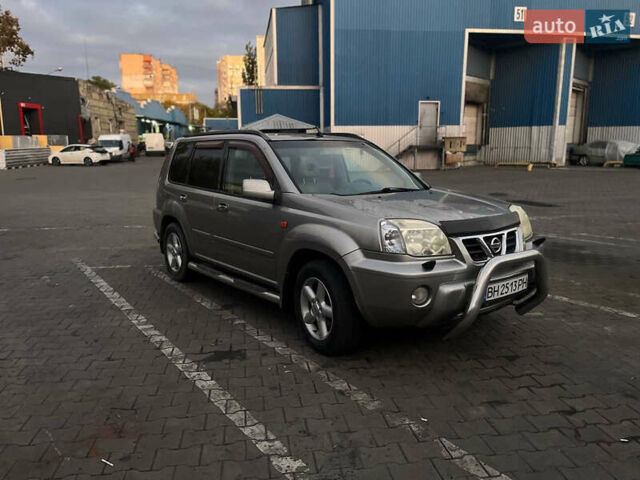Серый Ниссан ИксТрейл, объемом двигателя 2.5 л и пробегом 320 тыс. км за 4800 $, фото 1 на Automoto.ua