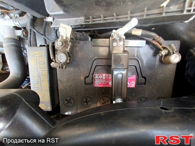 Серый Ниссан ИксТрейл, объемом двигателя 2 л и пробегом 275 тыс. км за 6300 $, фото 7 на Automoto.ua