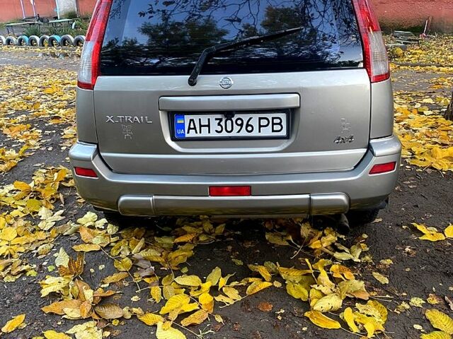 Серый Ниссан ИксТрейл, объемом двигателя 2 л и пробегом 251 тыс. км за 5600 $, фото 3 на Automoto.ua