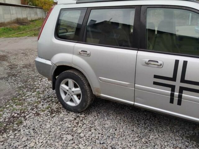 Серый Ниссан ИксТрейл, объемом двигателя 2.2 л и пробегом 370 тыс. км за 3300 $, фото 6 на Automoto.ua