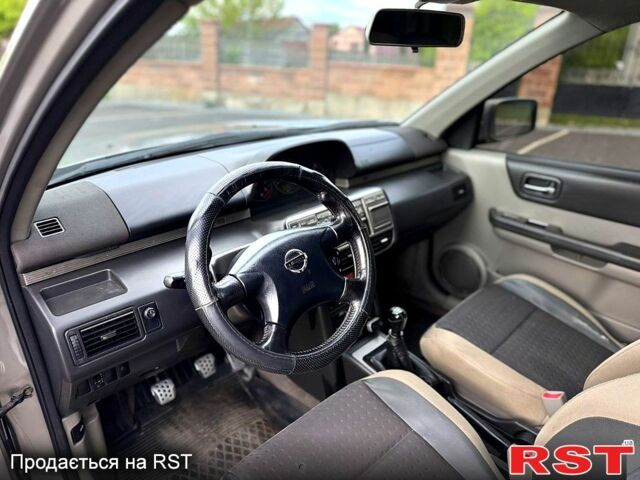 Серый Ниссан ИксТрейл, объемом двигателя 2.2 л и пробегом 393 тыс. км за 6300 $, фото 3 на Automoto.ua