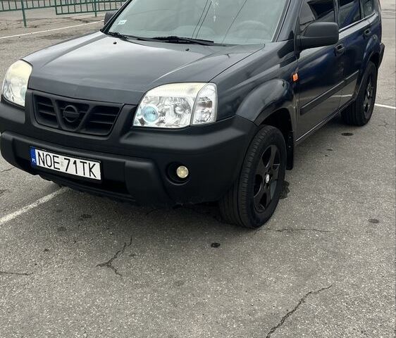 Серый Ниссан ИксТрейл, объемом двигателя 2 л и пробегом 420 тыс. км за 4000 $, фото 1 на Automoto.ua