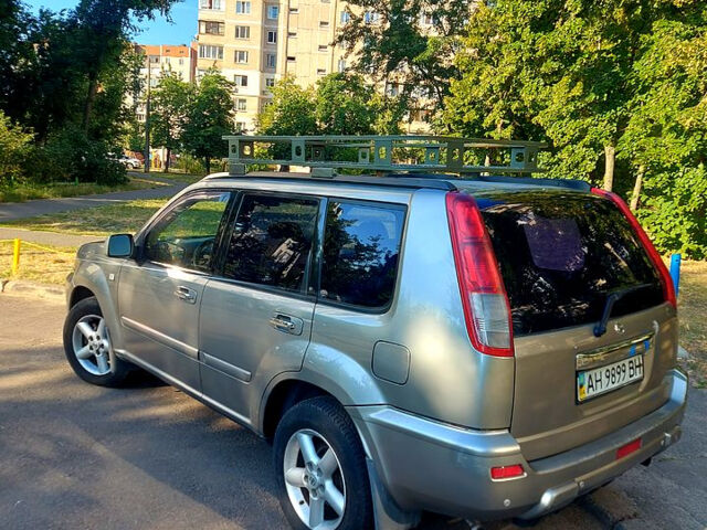 Сірий Ніссан ІксТрейл, об'ємом двигуна 2 л та пробігом 305 тис. км за 5200 $, фото 3 на Automoto.ua