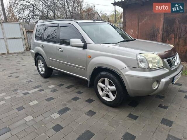 Серый Ниссан ИксТрейл, объемом двигателя 2.49 л и пробегом 286 тыс. км за 5800 $, фото 2 на Automoto.ua