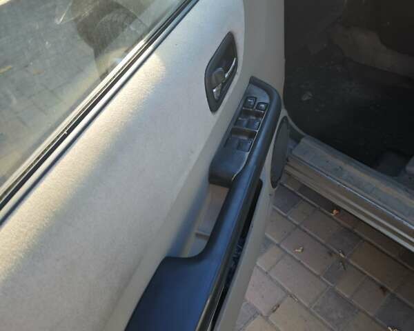 Сірий Ніссан ІксТрейл, об'ємом двигуна 2 л та пробігом 320 тис. км за 5500 $, фото 2 на Automoto.ua