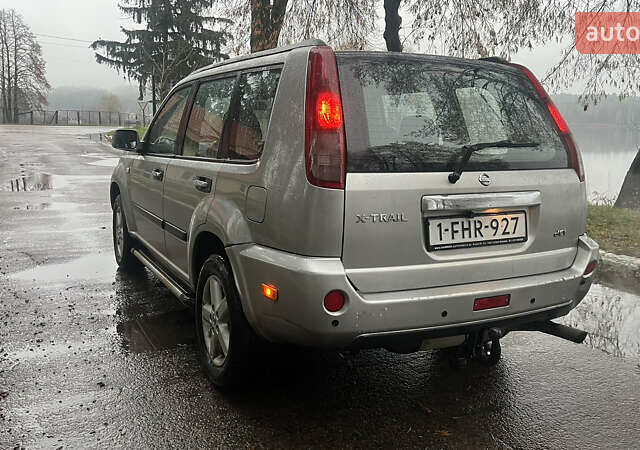 Серый Ниссан ИксТрейл, объемом двигателя 2.2 л и пробегом 323 тыс. км за 4000 $, фото 2 на Automoto.ua