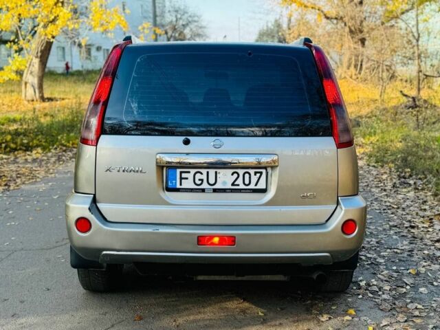 Серый Ниссан ИксТрейл, объемом двигателя 2.2 л и пробегом 270 тыс. км за 3750 $, фото 5 на Automoto.ua