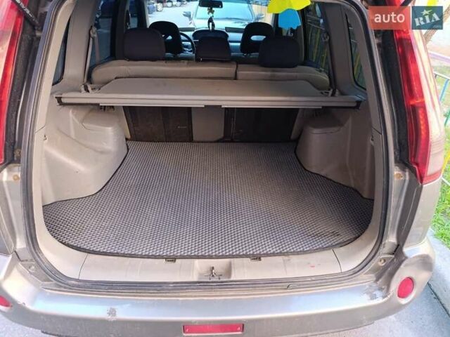 Серый Ниссан ИксТрейл, объемом двигателя 2.2 л и пробегом 345 тыс. км за 6800 $, фото 12 на Automoto.ua