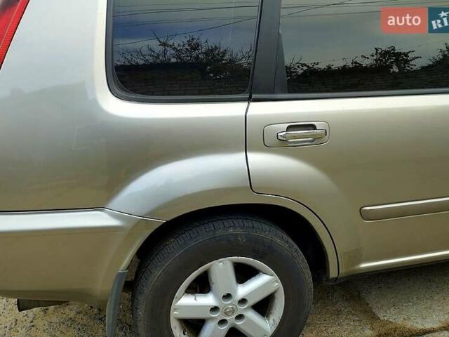 Серый Ниссан ИксТрейл, объемом двигателя 2.2 л и пробегом 240 тыс. км за 6700 $, фото 2 на Automoto.ua