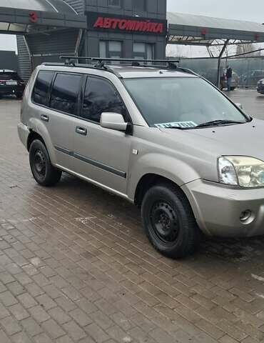 Сірий Ніссан ІксТрейл, об'ємом двигуна 2.2 л та пробігом 327 тис. км за 3071 $, фото 2 на Automoto.ua