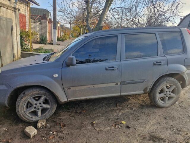 Серый Ниссан ИксТрейл, объемом двигателя 2.2 л и пробегом 307 тыс. км за 3000 $, фото 1 на Automoto.ua