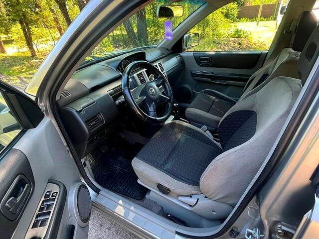 Серый Ниссан ИксТрейл, объемом двигателя 2.2 л и пробегом 170 тыс. км за 6200 $, фото 3 на Automoto.ua