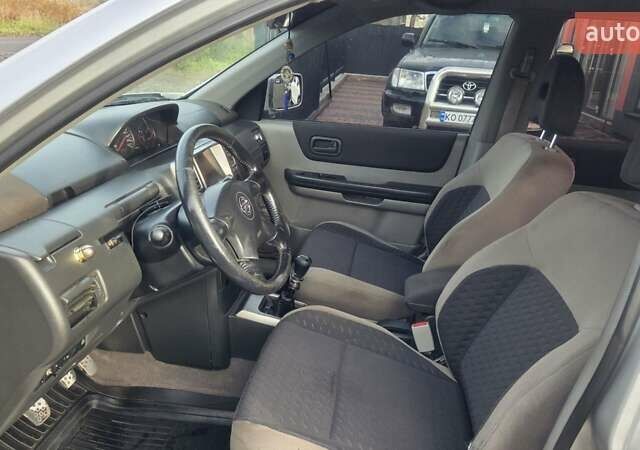 Серый Ниссан ИксТрейл, объемом двигателя 2.18 л и пробегом 337 тыс. км за 5950 $, фото 7 на Automoto.ua