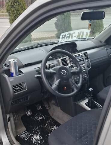 Сірий Ніссан ІксТрейл, об'ємом двигуна 2.2 л та пробігом 327 тис. км за 3071 $, фото 1 на Automoto.ua