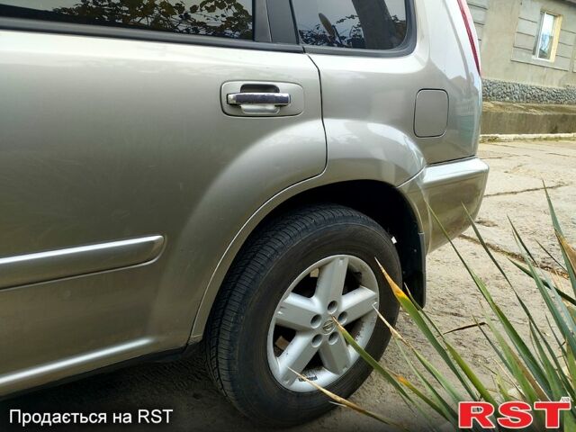 Серый Ниссан ИксТрейл, объемом двигателя 2.2 л и пробегом 240 тыс. км за 6700 $, фото 6 на Automoto.ua