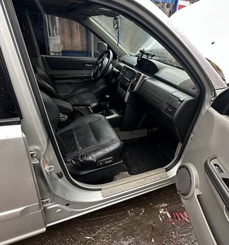 Серый Ниссан ИксТрейл, объемом двигателя 2.2 л и пробегом 391 тыс. км за 5000 $, фото 6 на Automoto.ua